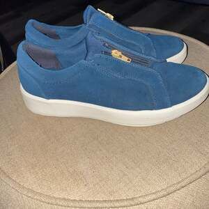 Clarks Women's Layton Rae Ocean Blue Suede Zip-Up Sneakers sz 7.5